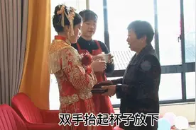 哪里的风俗新郎不接亲，新娘独自一人完成结婚仪式？网友大开眼界视频封面