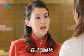 女孩和帅总裁比赛游泳，不料女孩一脱橘色外套，总裁当场沦陷视频封面