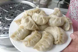 土豆别只炒着吃了，把它做成蒸饺，鲜香味美，一口咬下去，真过瘾视频封面
