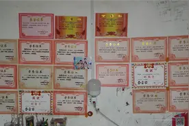 女儿考试又是第一，得奖状了。已经满满的一墙了视频封面