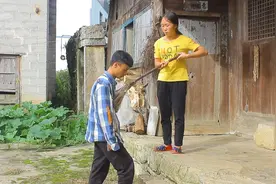 嫂子把弟弟赶出了家，5年后，弟弟有钱装乞丐回来，结局感动视频封面
