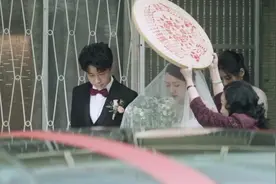 光良结婚了，妻子美如童话中的神仙姐姐，老丈人竟落泪不舍！视频封面