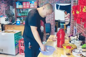 抠门小伙花1块买根雪糕，没想却掉地上，于是决定用热水消毒视频封面