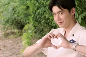 热血青春：李钟硕在线撩妹，李世英丝毫不心动。视频封面