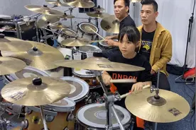 妞妞和小猫老师一起演奏一首军人歌曲《咱当兵的人》向军人致敬！视频封面