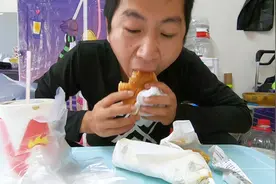 一个汉堡一个鸡肉卷，外卖小哥说，今天吃顾客不要的订单