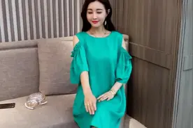 绿色露肩连衣裙，国外小姐姐轻松驾驭，身材真好，真是美啊视频封面