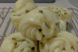 1岁+宝宝版小花卷，蓬松暄软，配上一碗白粥儿子一下吃了俩！视频封面