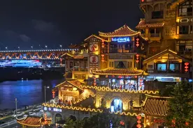 魔幻网红城市重庆的这个网红地有多大魔力？大家冒雨排队打卡视频封面