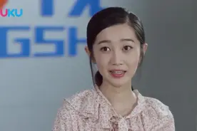 美女前台高跟鞋刚脱掉就被心机女看到，直接打小报告想看美女出糗视频封面
