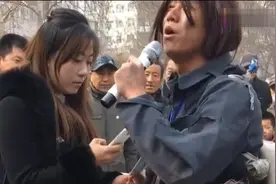 流浪歌手多首金典金曲，歌声秒杀小鲜肉，美女都扫码付款了！