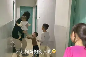 妈妈抱着邻居家小孩，19个月宝宝气到直接躺地上，真能吃醋视频封面