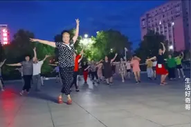 这位老奶奶教舞有好方法，不论男女跟她学舞都学得快，三两下就会