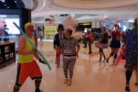 他们虽然是在扮小丑却也是把欢乐带给了我们  老外在中国快闪视频封面