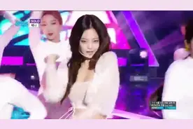 Jennie《SOLO》打歌舞台，舞蹈和唱歌实力还是很强的，眼神很抓人视频封面