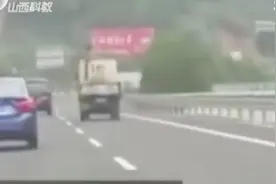 宝马车高速路上“蛇形走位”，司机竟说我是为了试车，简直奇葩！视频封面