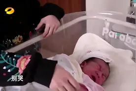 二胎家庭，孕妈又生了一个小公主，姐姐一进产房就帮妈妈带娃视频封面