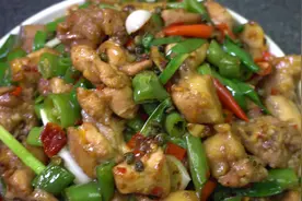 四川青椒辣子鸡的家常做法，香辣劲爆，下酒又下饭，夏天就得吃它视频封面