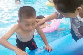 第一次带儿子游泳 刚下去就发生意外 爸爸吓的着点把手机扔了视频封面