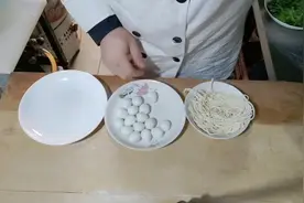 这两天网上有一小零食《乾坤蛋》非常火，老三试着给孩子做着吃！