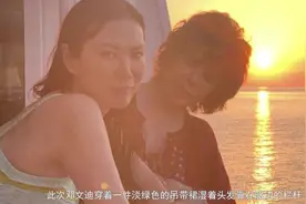 50岁邓文迪海边穿吊带裙太少女，湿发太温柔比前夫超模老婆还美视频封面