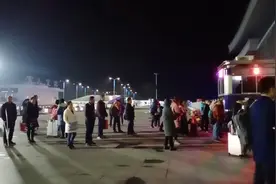 坐动车去成都荷花池批发市场，批点童装在镇上卖，好多打工者回家视频封面