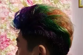 理发店小哥一个头发上6种颜色，效果牛掰了