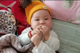 7个月宝宝爱吃自己的臭脚丫，啃得那叫一个香呀，真是太好玩了！视频封面