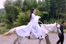 凤姐第一次学骑马，老板说凤姐穿的白色衣服，给凤姐配了一匹白马视频封面
