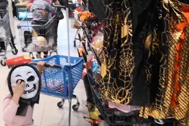 歆宝妈带女儿逛超市，看到万圣节面具不停试戴，高兴坏了视频封面