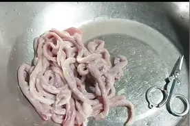 我是阿伟，鱼肠煮豆腐家庭做法，味道很香，简单易学视频封面