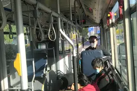 济南公交BRT3豪沃客车9913到站:经七纬十二视频封面