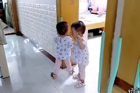 1岁双胞胎学习走路的样子真逗，一摇一晃东倒西歪的像两只小企鹅视频封面