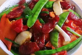 甜香肠搭配荷兰豆胡萝卜的做法，做法简单，香得多吃一碗米饭哦。视频封面