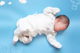 新生儿睡觉哼哼唧唧有时还手舞足蹈？答案竟然是宝宝大脑在发育！视频封面