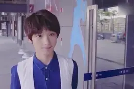 弟弟去学校找姐姐，全校女生都沸腾了，竟然比校草还要帅，好帅啊视频封面