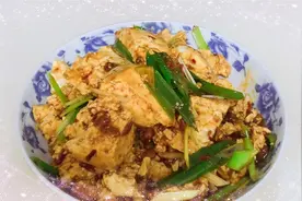 老齐用1块大豆腐4勺酱，做出美味家常凉菜，夏天吃降温解暑又下饭视频封面