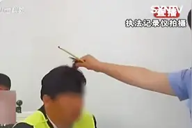 科目一考试现场，多名民警盯上考生头发，直接上手：我要看一下视频封面