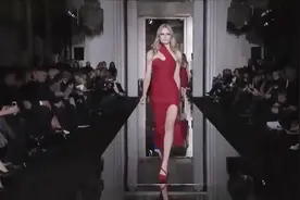 深得大仁哥的喜爱 超模安娜·尤尔斯Anna Ewers 魅力时装秀场！视频封面