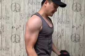 健身房锻炼和在家健身哪个好？别纠结，听听健身教练怎么说？视频封面