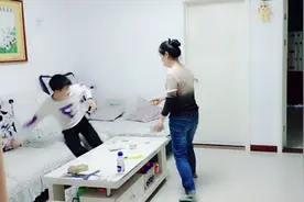 妈妈发现儿子写作业偷懒，儿子怒怼说了啥？妈妈拿尺子追着揍视频封面