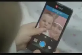 天才婴儿，刚出生居然会玩手机，震惊众人视频封面