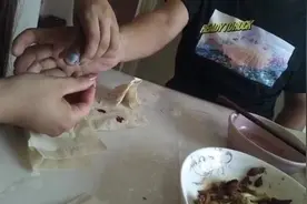 大拇指被车门挤了！吃止疼药不管用！心狠媳妇给放血缓解疼痛！视频封面