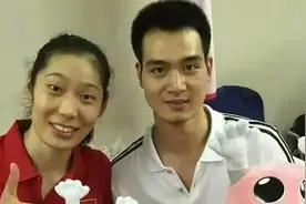 恋爱了？朱婷赛场与男助教亲密动作被抓怕，球迷立马炸锅视频封面