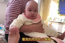 弟弟用手抓妈妈的脚，小家伙一脸无辜还假装听不见，太精了视频封面