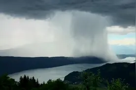 在天空上看下雨，原来是这样的场景视频封面
