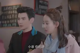 霸道总裁气场逼人浑身充满杀气，情敌们个个变成小绵羊，不敢吃饭视频封面
