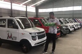 老年代步车上保险了，可以正常上路跑了视频封面