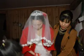 贵州农村姑娘出嫁，20岁的新娘披着头纱，妈妈送女儿出门视频封面