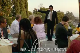 男子抱着老婆跳舞，边跳舞边接吻视频封面